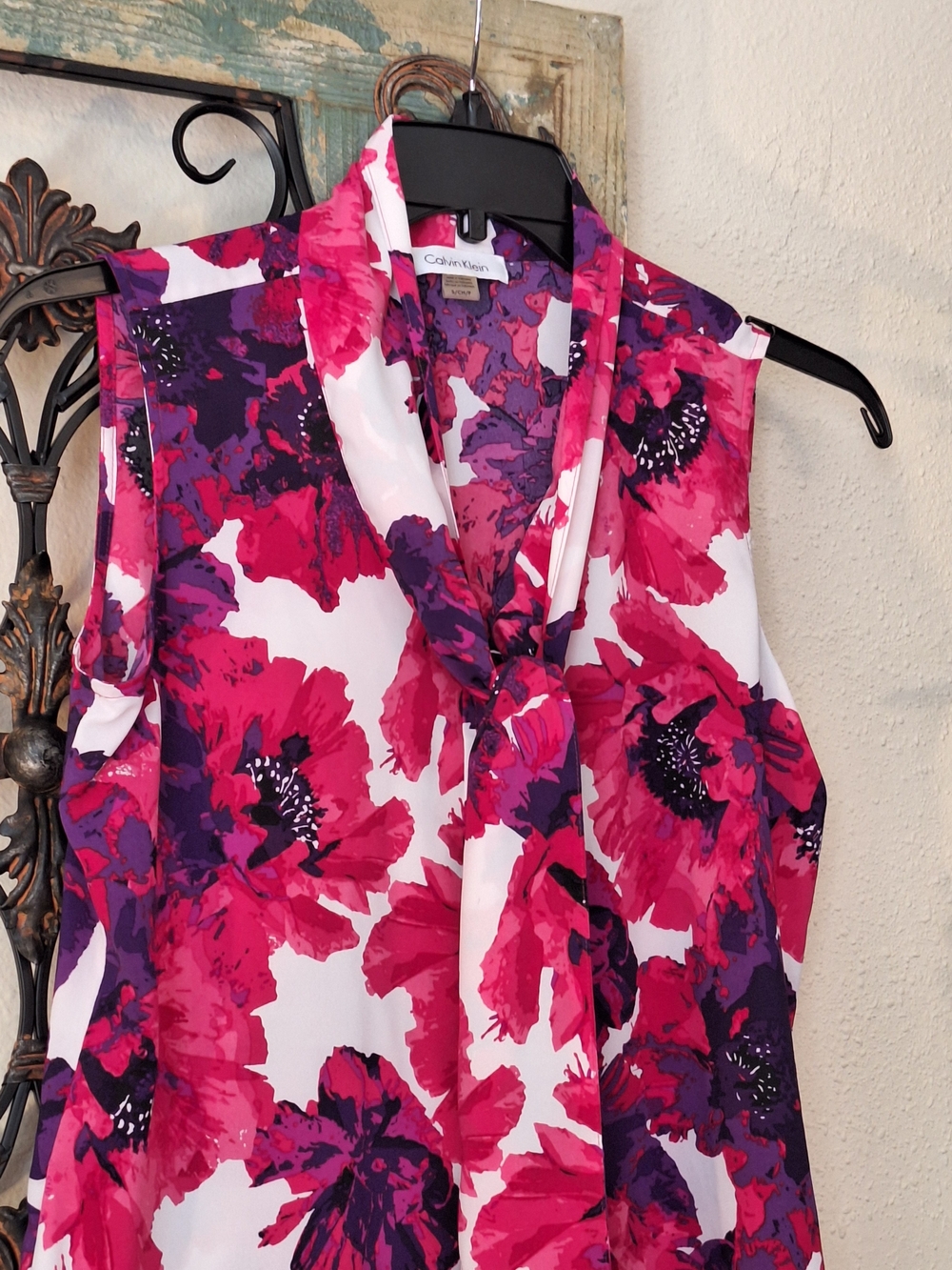 Calvin Klein White, Pink & Magenta Floral Tie-Neck Sleeveless Top. Size Small - Picture 4 of 7